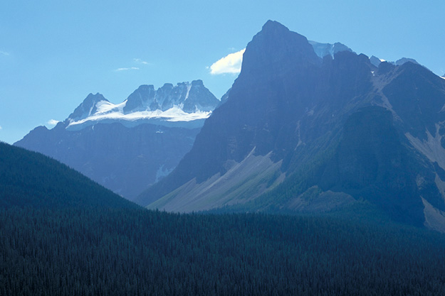 �X�͂ɕ���ꂽ�r�f���g�R(��3,084m)�ƃN�D�f�B�A�R(�E3,173m)�A��O�����̓o�x���R(3,101m)(�J�i�f�B�A�����b�L�[)