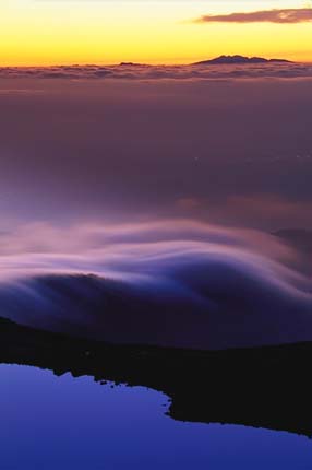 黄昏に雲流るる